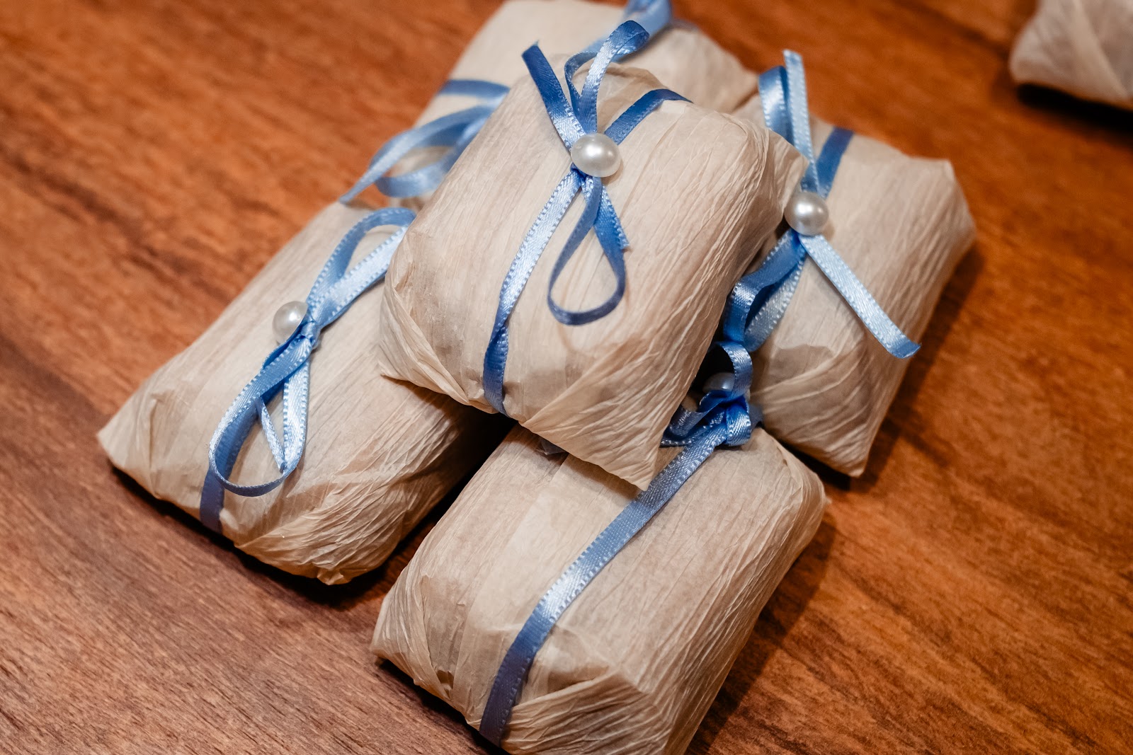 Lembrancinhas embrulhadas em tecido com fita azul